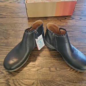 Comfortiva Fallston black ankle booties